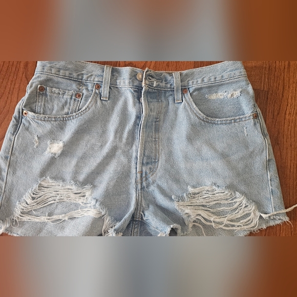 Euc womens LEVI'S SHORTS - Picture 1 of 4